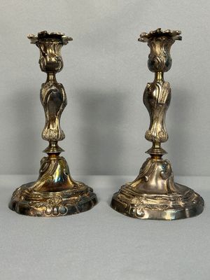paire de chandeliers anciens en laiton sur fond blanc