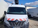 une camionnette blanche garée à côté d'une remorque