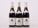 trois bouteilles de vin sont alignées sur une table