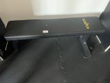 un banc posé à même le sol dans la pièce