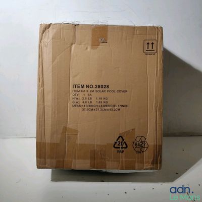 une boîte en carton posée sur une table