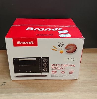 l'emballage d'un four flambant neuf posé sur une table en bois