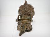 statue d'un éléphant coiffé d'une couronne