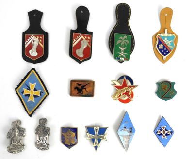 Ensemble composé de pucelles, insignes métalliques et tissu,…