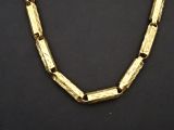 gros plan d'un collier sur un mannequin mannequin mannequin mannequin mannequin mannequin mannequin mannequin mannequin