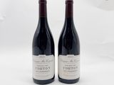 deux bouteilles de vin posées l'une à côté de l'autre sur une table
