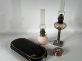 trois objets différents posés sur une surface blanche