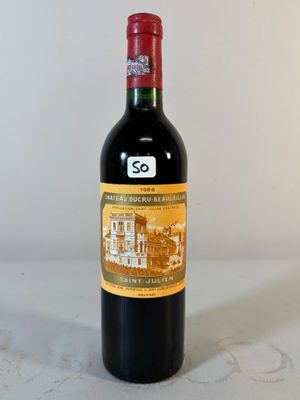 une bouteille de vin posée sur une table