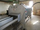 une grosse machine qui se trouve au milieu d'un bâtiment