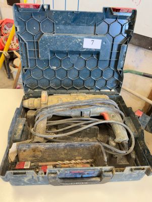 une boîte à outils avec des outils posés sur une table