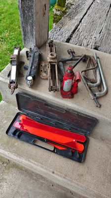 Lot de criques et triangle de signalisation LOT A RETIRER SU…