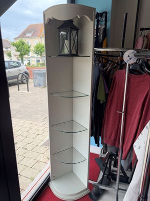 Agencement de cabine d'essayage fermé par un rideau. On y jo…