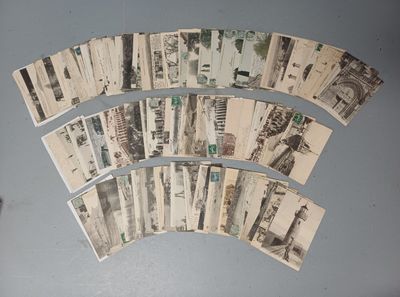 un grand nombre de cartes postales anciennes qui se trouvent sur la table