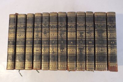 plusieurs vieux livres sont alignés sur une surface blanche