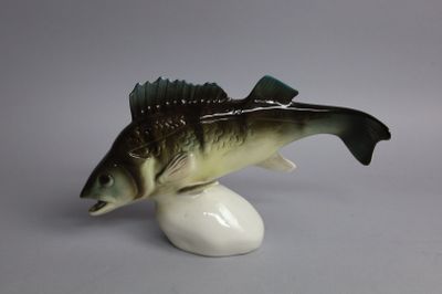 un poisson posé sur un œuf