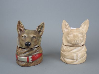deux salières et poivrières ornées d'un chien