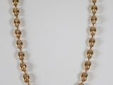 un collier à chaîne en or sur un mannequin mannequin mannequin mannequin mannequin mannequin mannequin mannequin mannequin mannequin