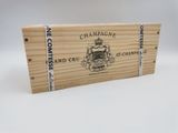 une boîte en bois avec une étiquette sur une table
