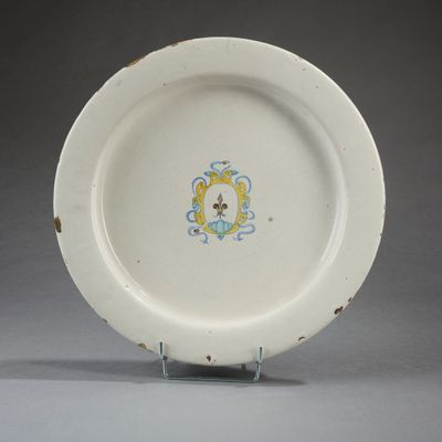 une assiette blanche ornée d'un motif bleu et jaune