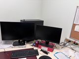 un bureau équipé de deux écrans et d'un clavier