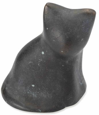 une image représentant une figurine de chat noir sur fond blanc
