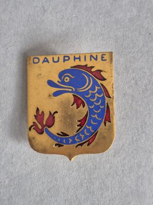 un gros plan d'un insigne sur lequel figure un poisson