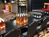 de nombreuses bouteilles de vin posées sur une table au milieu d'une pièce