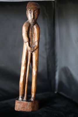 statue en bois représentant un homme tenant un enfant dans ses bras