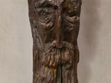 gros plan d'une statue d'un homme barbu
