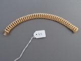 une photo d'un bracelet en or avec une étiquette de prix accrochée dessus