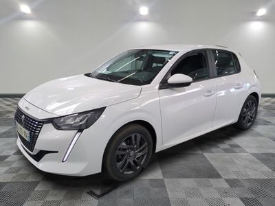 la voiture blanche est garée sur le sol à carreaux d'une pièce