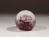 une boule de verre contenant une fleur rouge