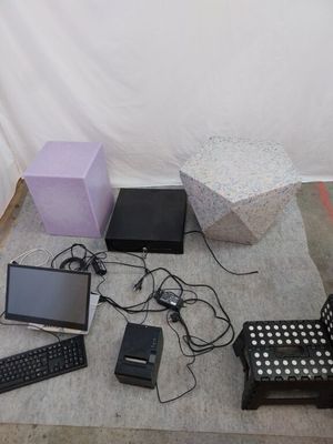 beaucoup d'appareils électroniques posés sur le sol