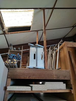 une photo d'une pièce avec beaucoup de choses sur le sol