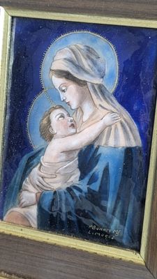 une image représentant un tableau où l'on voit une mère tenant un enfant dans ses bras