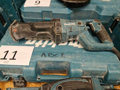une boîte à outils bleue sur laquelle sont représentés un marteau et une perceuse