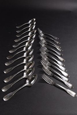beaucoup de fourchettes et de cuillères sur une table noire