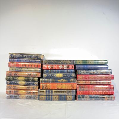 plusieurs livres empilés sur une table