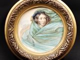 tableau représentant une femme enveloppée dans une couverture verte, dans un cadre doré