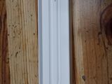 une brosse à dents posée dans une boîte blanche sur une table en bois