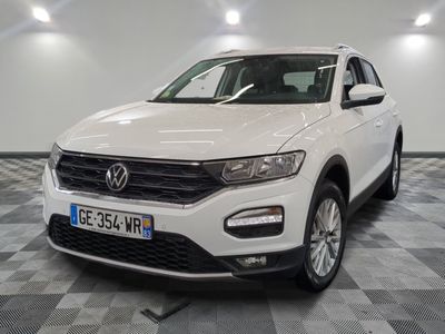 La Volkswagen T-Cross blanche est garée sur un sol à damier