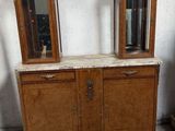 deux armoires en bois surmontées de miroirs, dans une pièce