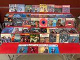 une table sur laquelle sont posés de nombreux livres
