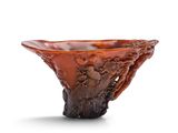 un bol en verre orange orné d'un motif sculpté sur le bord