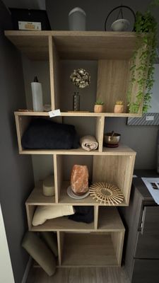 une étagère contenant beaucoup d'objets
