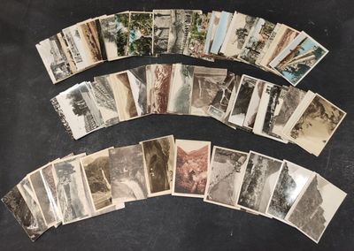 une vieille photo d'un tas de vieilles photos sur une table