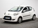 La petite voiture blanche est garée dans une pièce dont le sol est en damier.