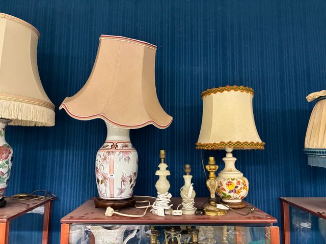 Lot de 5 lampes en porcelaine, albâtre et bois