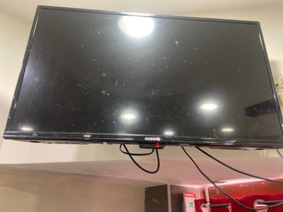 un téléviseur à écran plat accroché au mur de la chambre