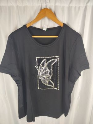 un t-shirt noir avec un papillon dans le dos